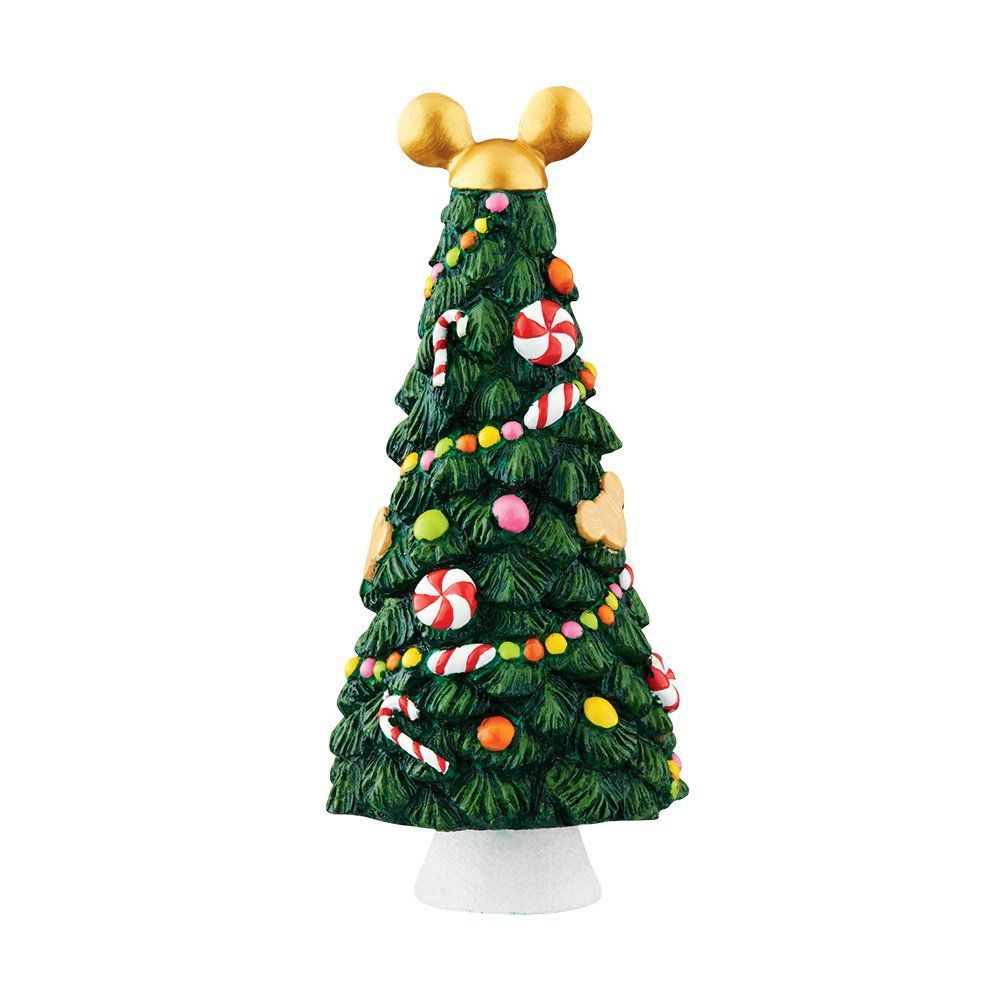 Kerstboom met Mickey Mouse-oren bovenop, versierd met snoepjes en kerstballen.