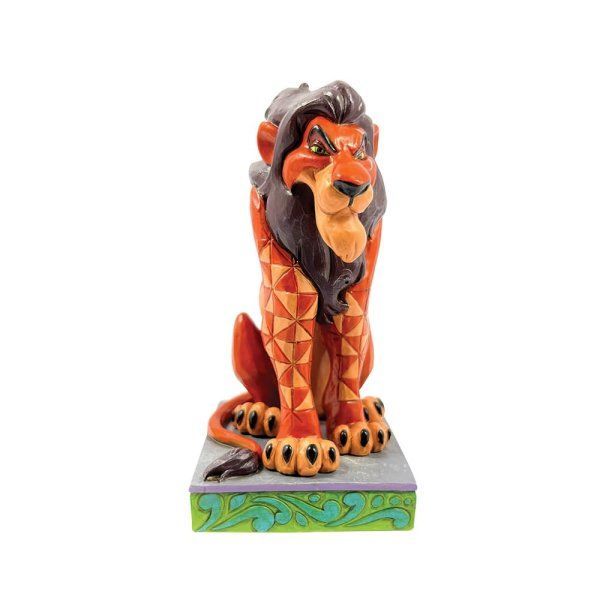 Het beeldje van Scar uit de Leeuwenkoning op een decoratieve sokkel, oranje en bruin met geometrische patronen, met een dreigende blik.