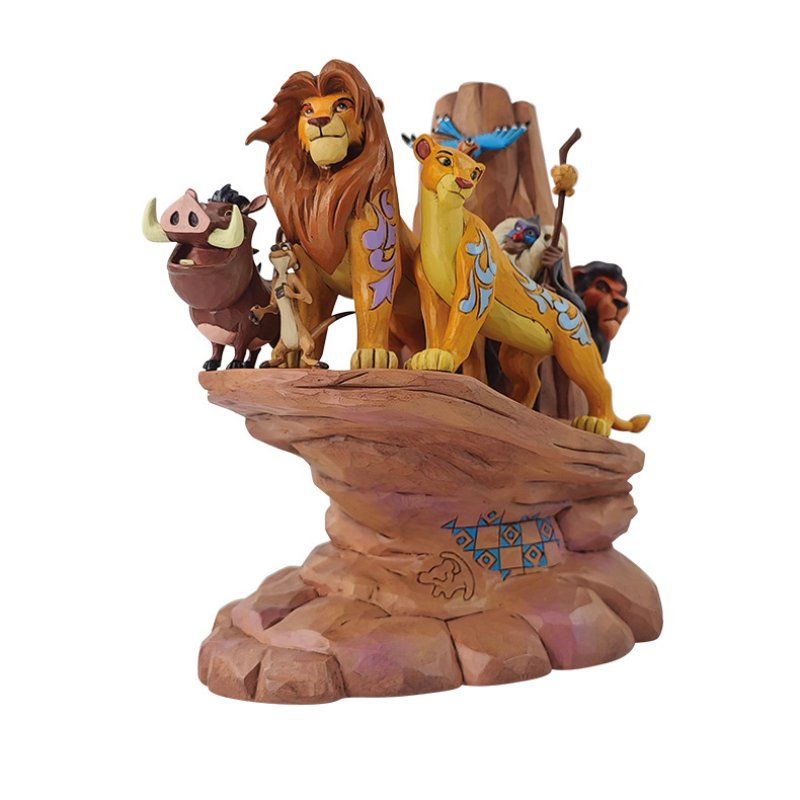Leeuwenkoning-beeldje op een rotsformatie, met Simba, Nala, Pumbaa, Timon, Rafiki en Zazu.