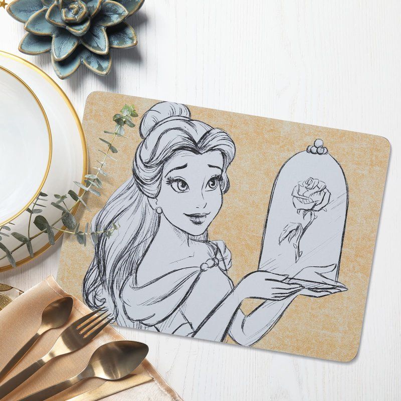 Een placemat met een tekening van Belle uit Belle en het Beest die een roos vasthoudt.