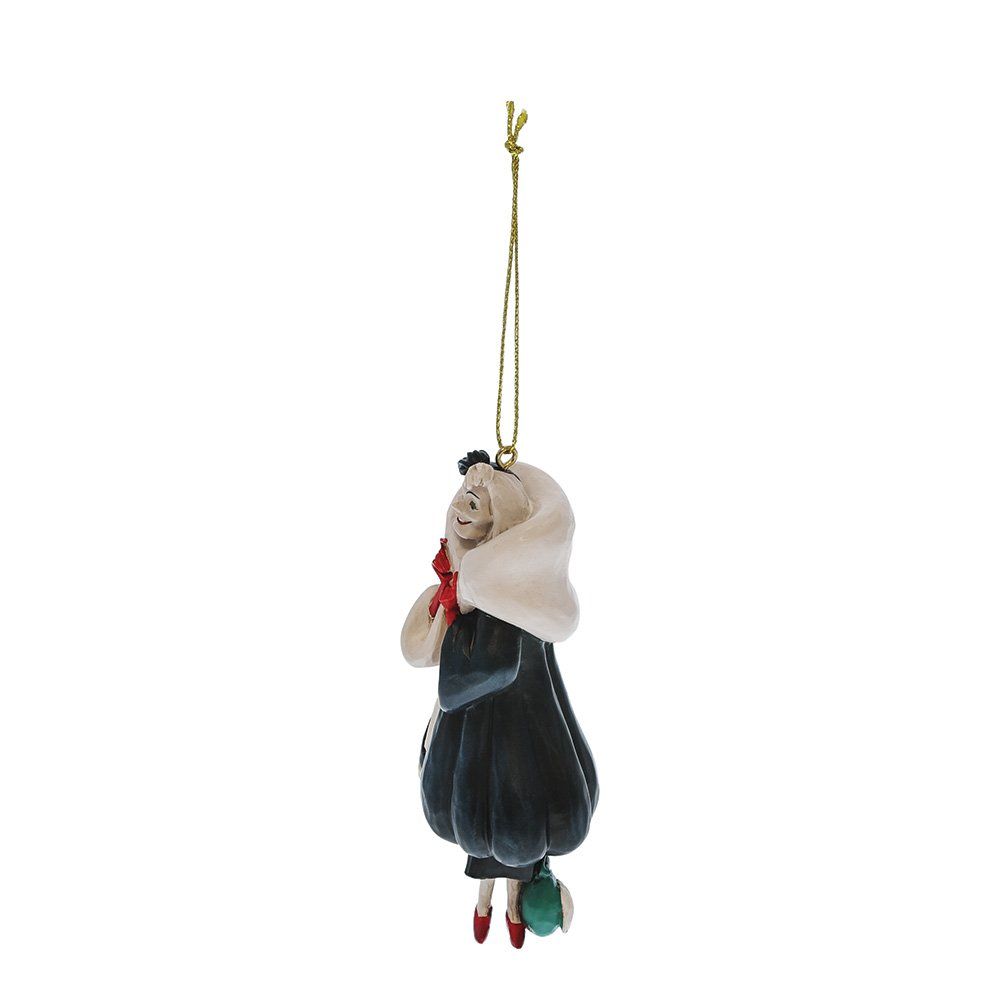 Ornament van een vrouw in een zwarte jurk met witte bontkraag, die een rood voorwerp en een groene tas vasthoudt, met een gouden koord.