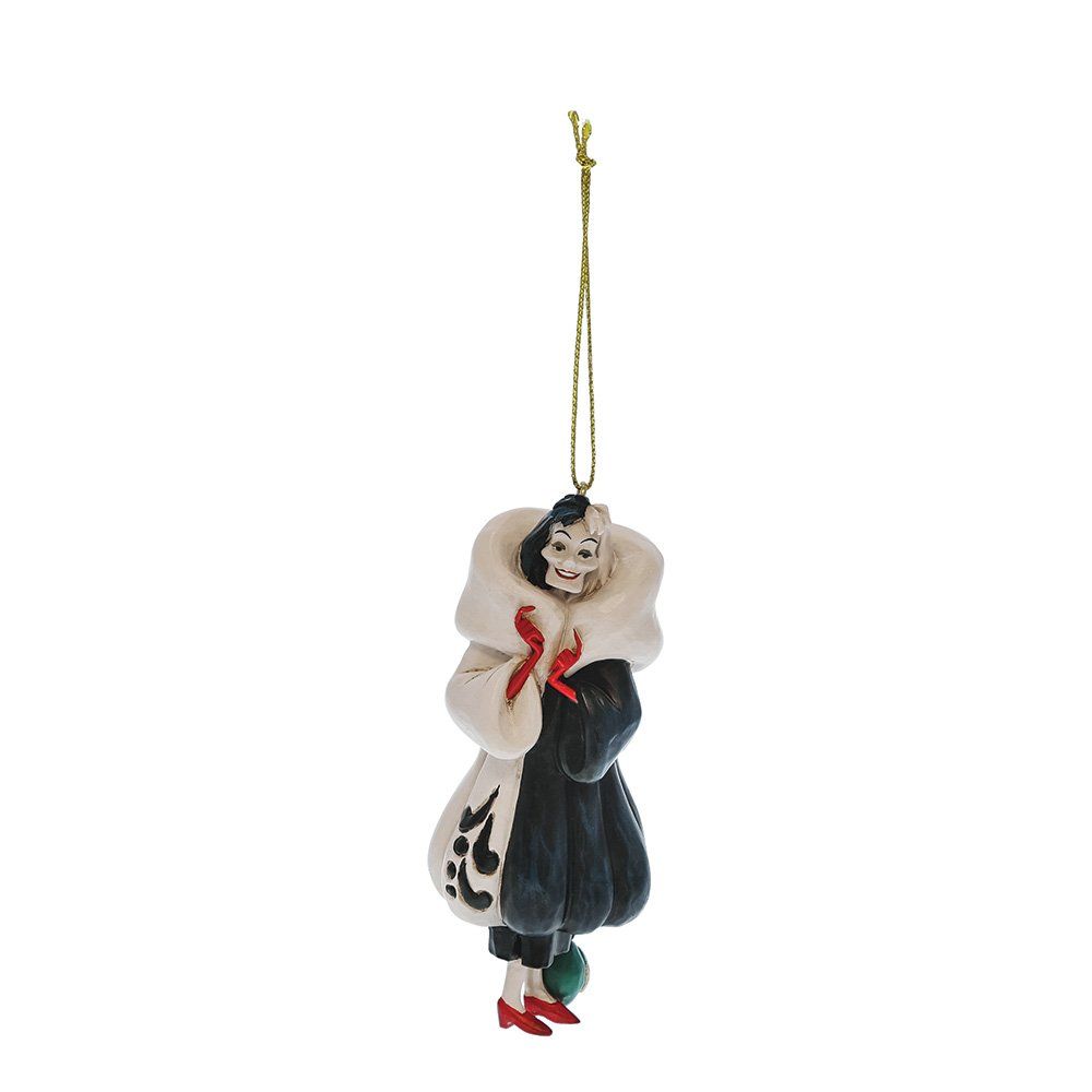Ornament van Cruella de Vil als skelet, zwart-witte jurk met witte bontkraag, rode schoenen, een groene bal en een gouden koord.