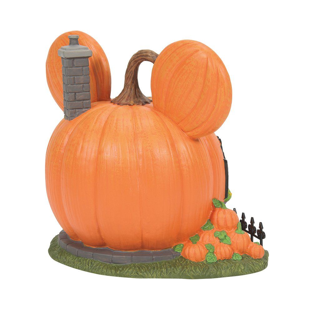 Een pompoenhuis in de vorm van Mickey Mouse met zwarte luiken, een vleermuisbord en een stenen sokkel.