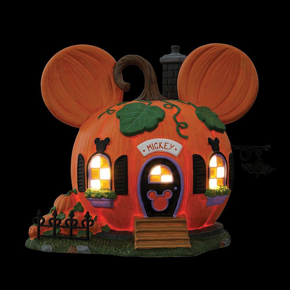 Een pompoenhuis van Mickey Mouse met lichtgevende ramen en oren, en een voordeur.