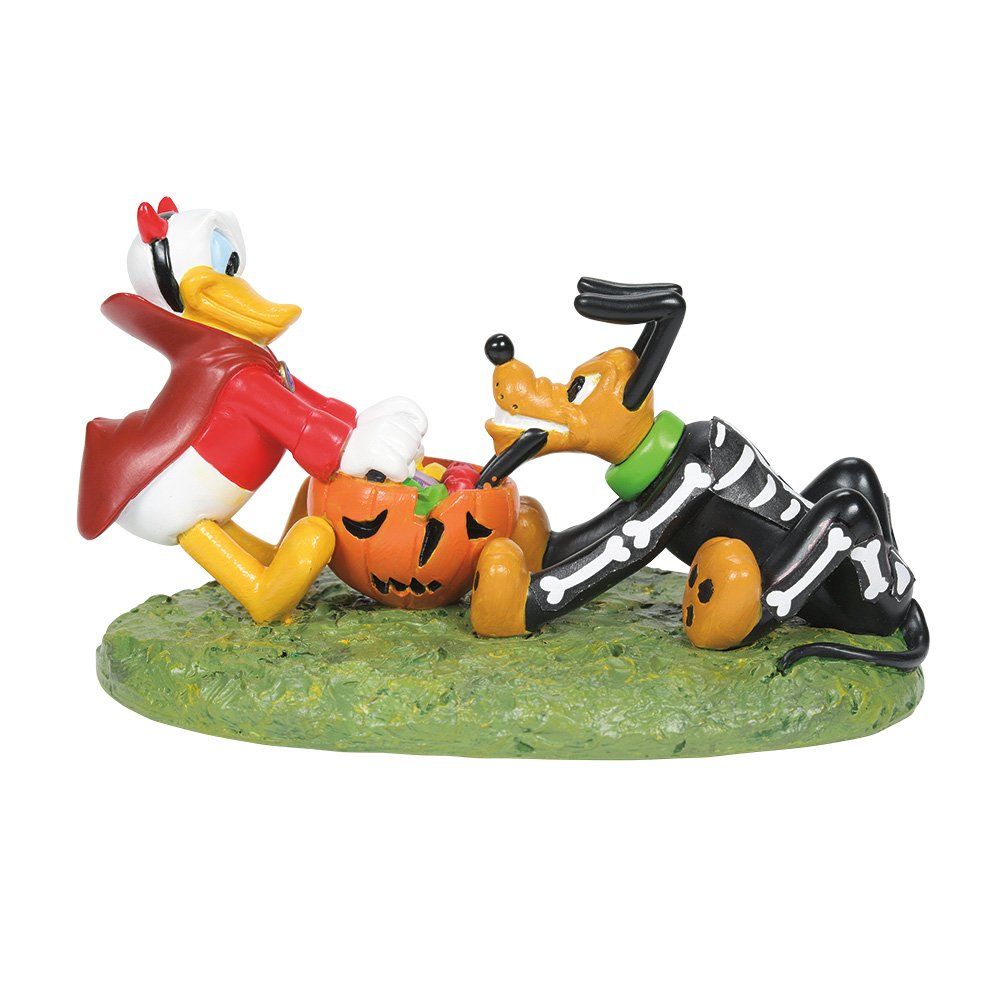Donald Duck en Pluto verkleed voor Halloween, met een pompoen in het gras.