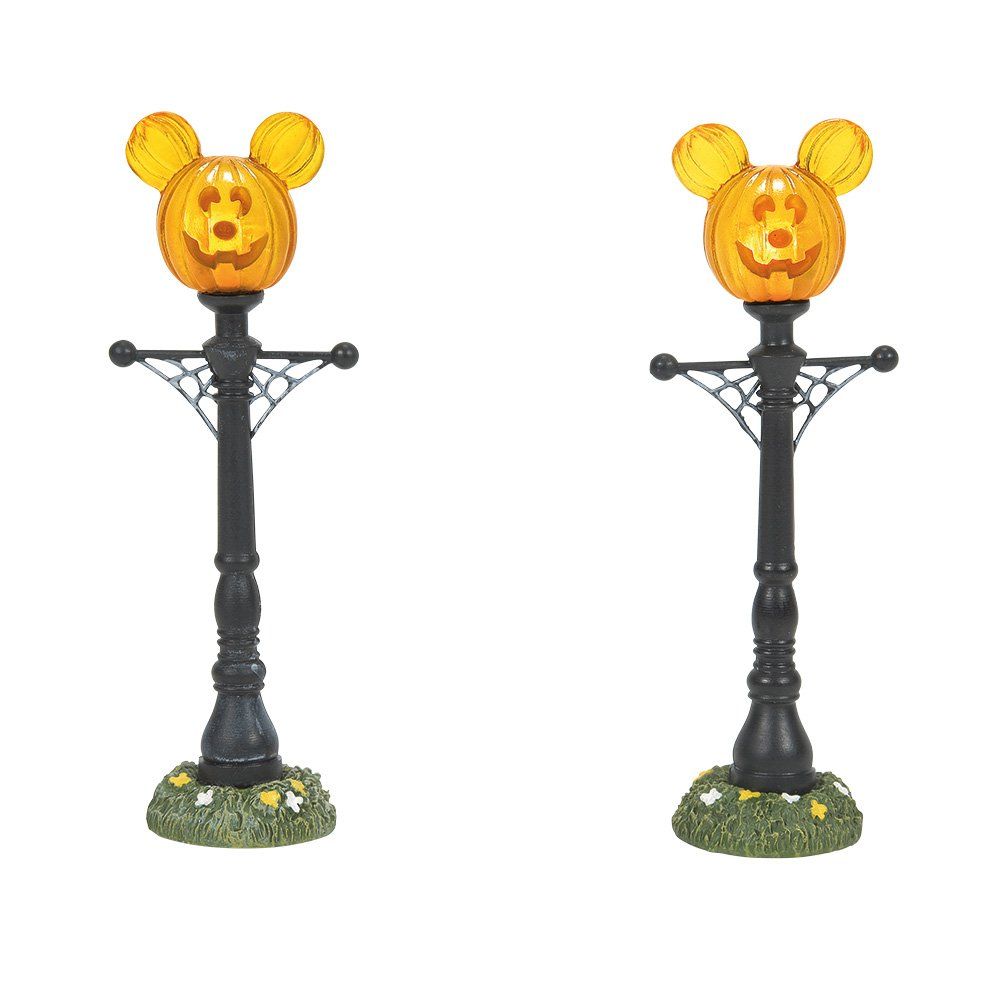 Twee Halloween-straatlantaarns met Disney-thema en Mickey Mouse-pompoenen bovenop.