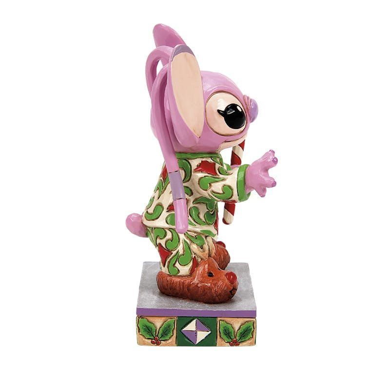 Een figuurtje van Pink Stitch in pyjama, met een zuurstok in haar hand, staat op een versierde sokkel.