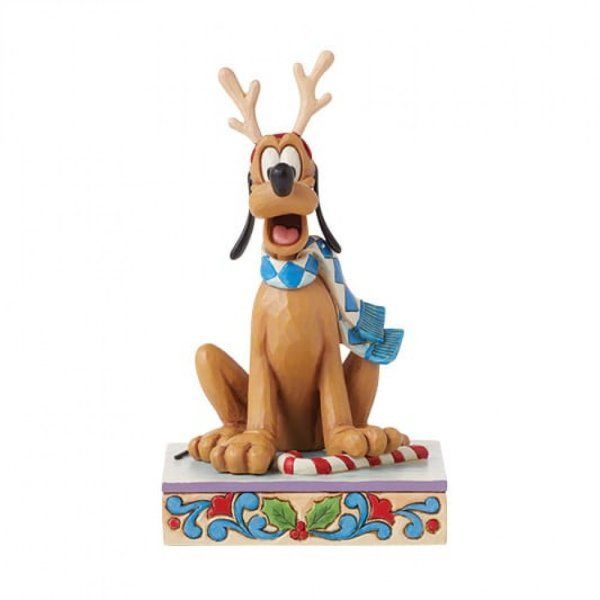 Pluto-kerstfiguurtje met rendiergewei, sjaal en zuurstok op een decoratieve sokkel.