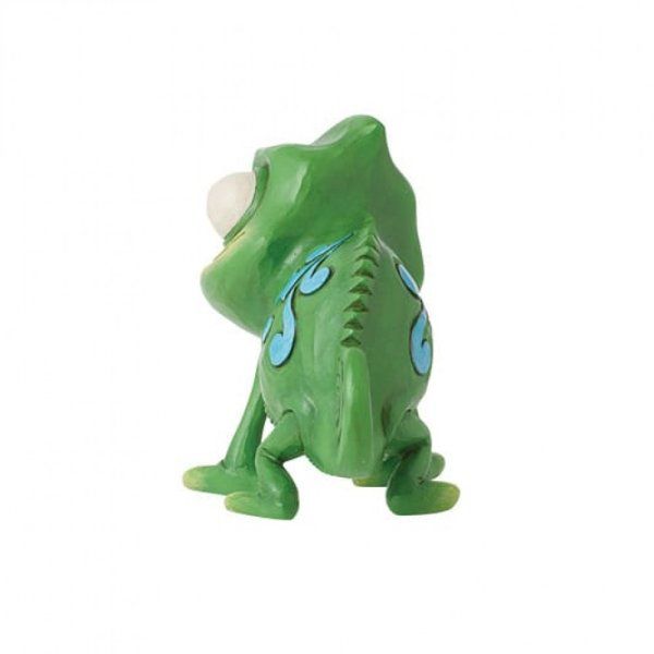 Groene kameleonfiguur met blauwe wervelingen, die naar links kijkt.