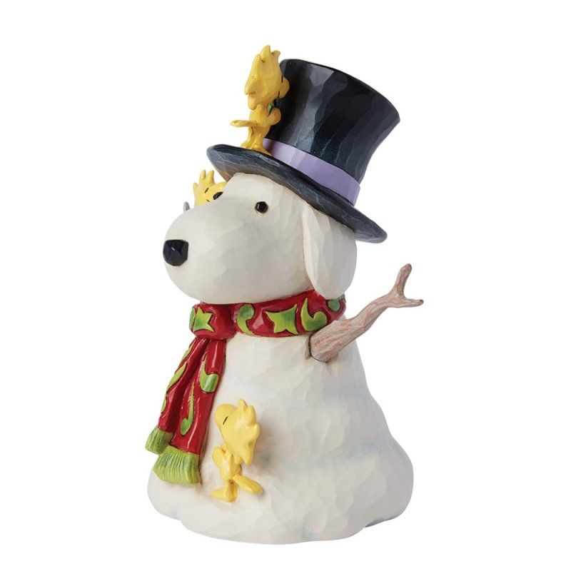 Sneeuwpopsculptuur van Snowdog met Snoopy, Woodstock, hoge hoed en sjaal.