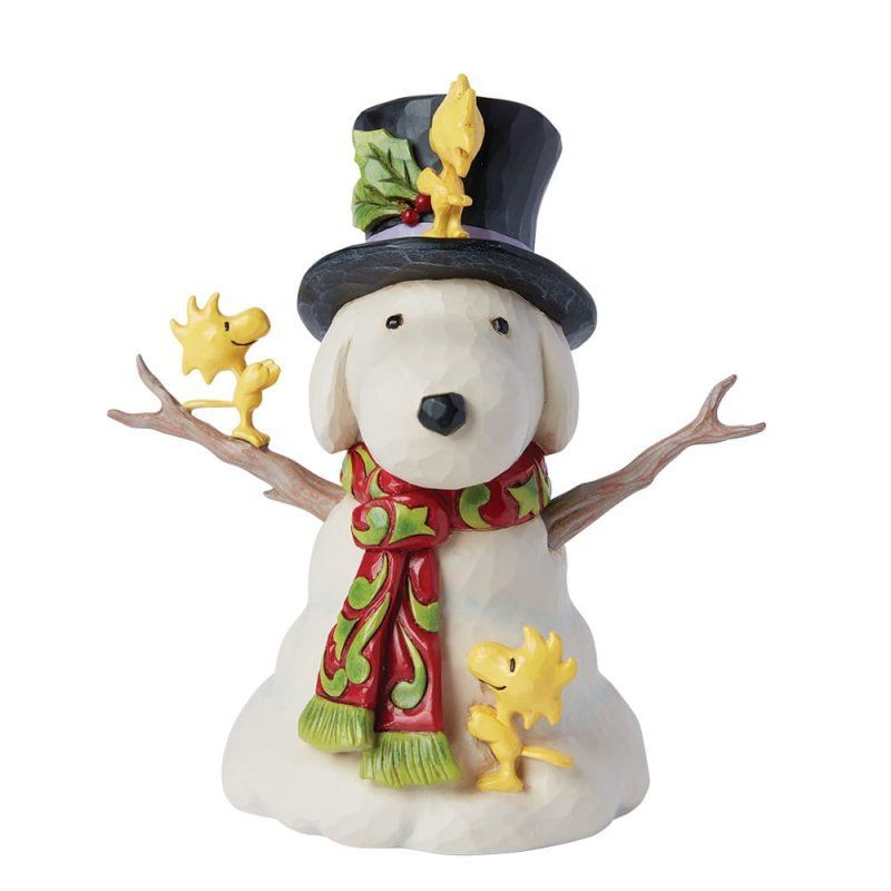 Sneeuwpopsculptuur van Snowdog met Snoopy, Woodstock, hoge hoed en sjaal.