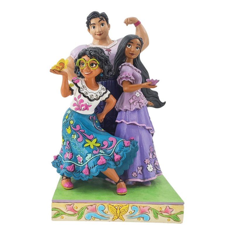 Standbeeld van drie personages uit Encanto: Mirabel, Luisa en Isabela, op een groene sokkel.
