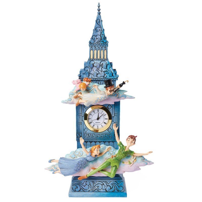 Een klokkentorenfiguur met Peter Pan, Wendy en Tinkerbell die vliegen. In blauwe en gouden tinten.