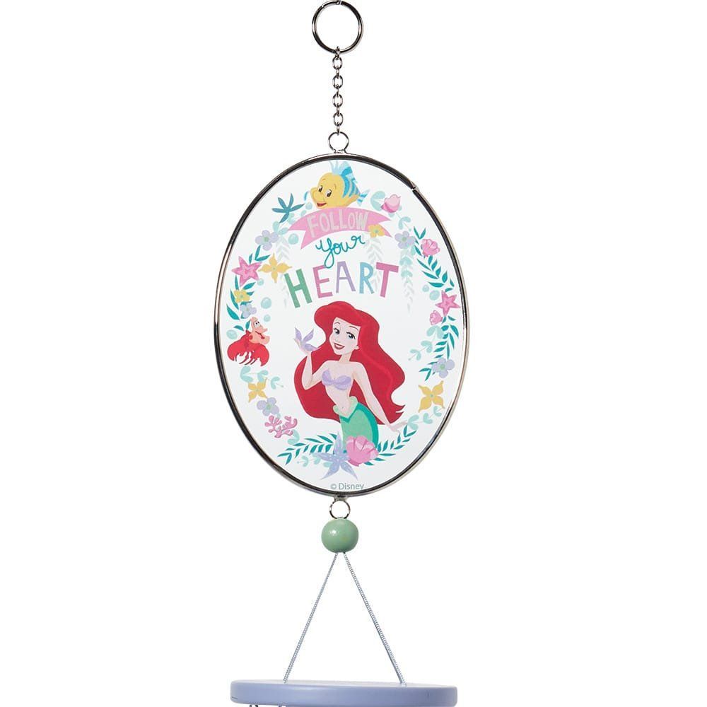 Ariel-windgong met blauwe buizen, een roze ster en een ovale afbeelding van Ariel in een bloemenframe.