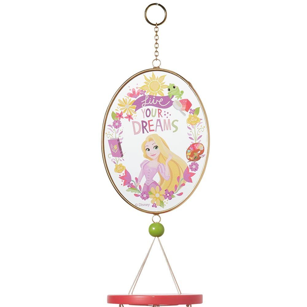 Een windgong met Rapunzel in een ovale vorm; roze buizen, een zonnetje als bedeltje, groene en gele accenten.