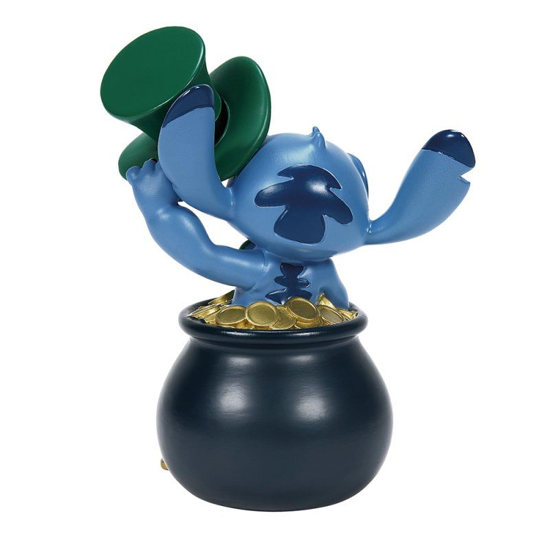 Een Stitch-figuur met een groene hoed op, in een pot met goud, met als thema St. Patrick's Day.