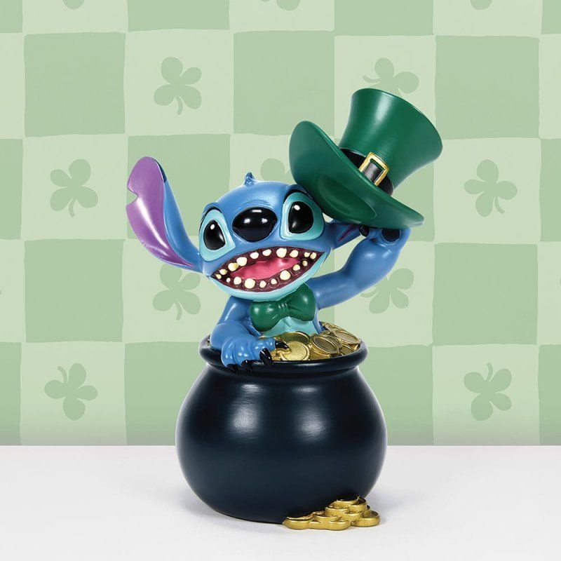 Stitch zit in een pot met goud en draagt een groene hoed. Groene vlinderdas, klaverblad op de achtergrond.