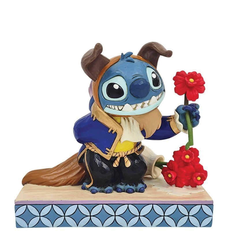 Stitch, verkleed als het Beest, houdt rode rozen vast, zoals in Belle en het Beest, op een decoratieve sokkel.