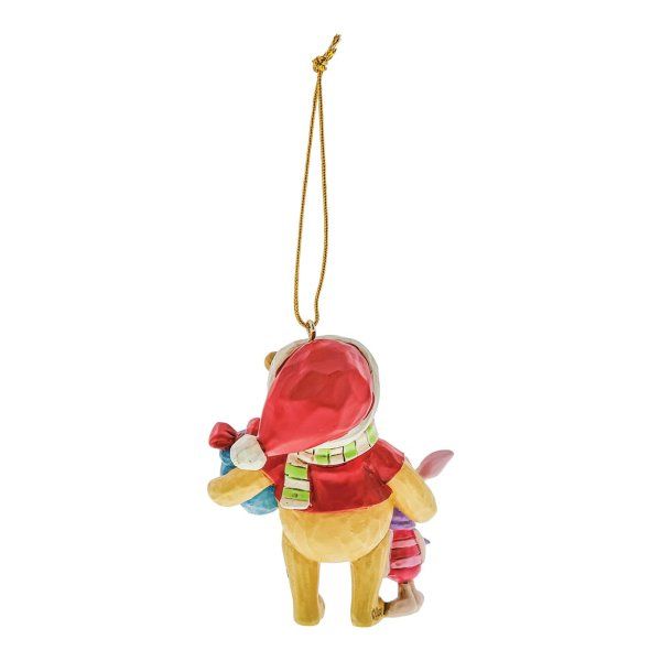 Kerstornament van Winnie de Poeh en Knorretje, achterkant. Rode mutsen, geel/rode kleren, met cadeautjes in hun handen.