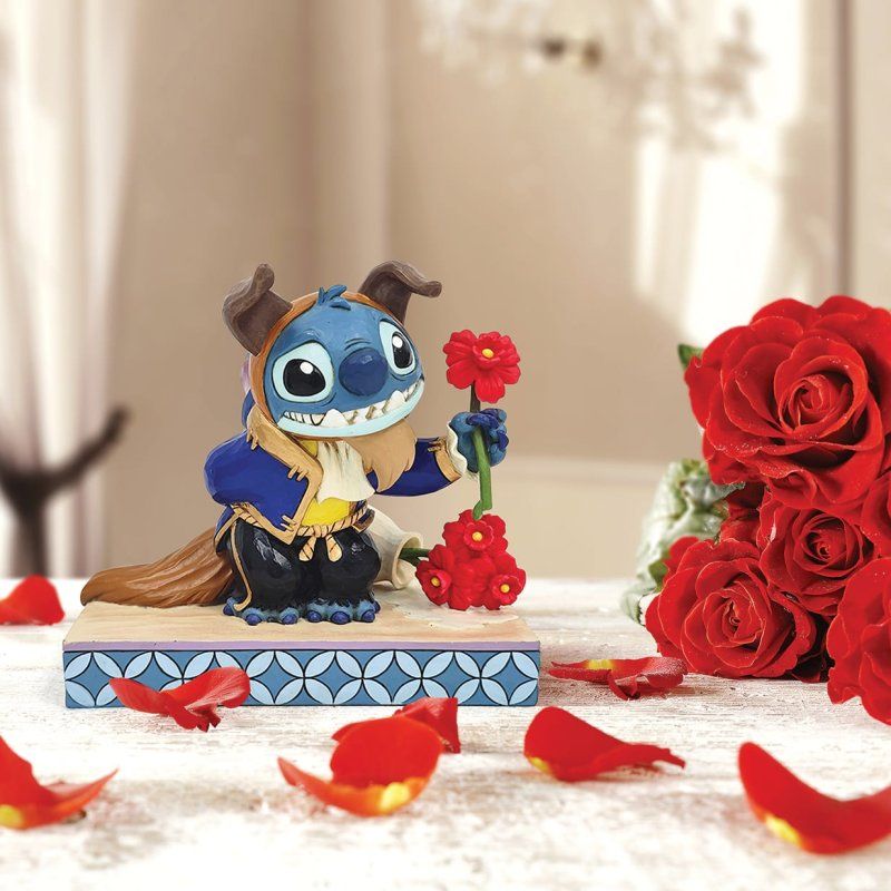 Stitch, verkleed als het Beest, houdt rode rozen vast, zoals in Belle en het Beest, op een decoratieve sokkel.