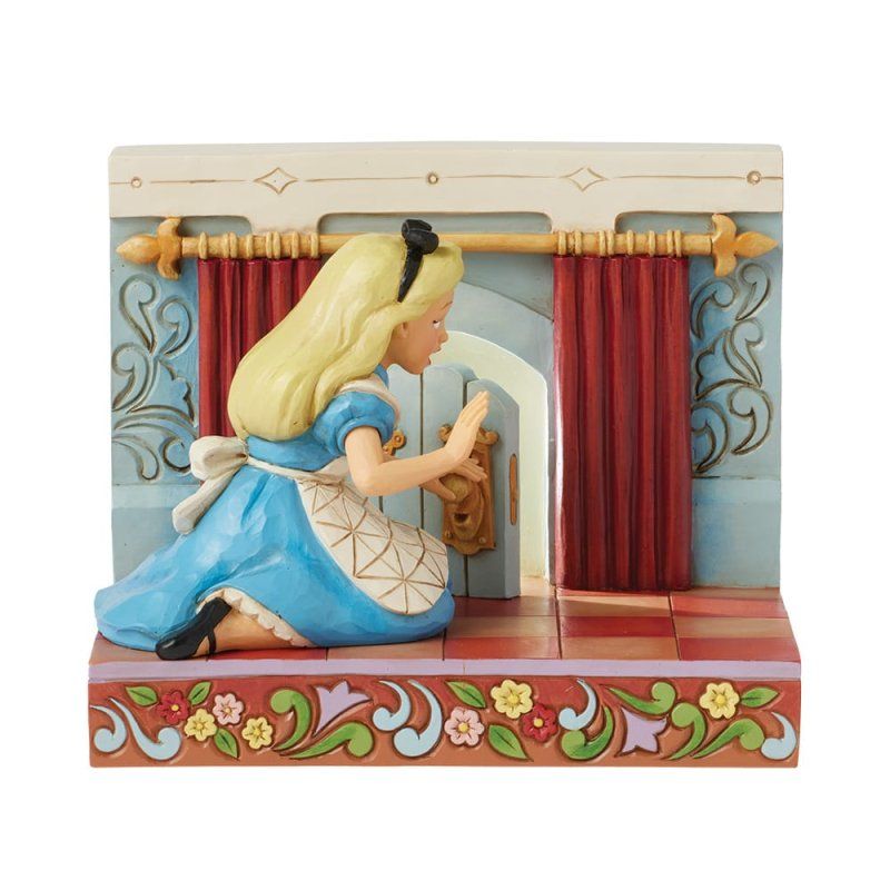 Alice knielt bij een klein deurtje en reikt naar de deurknop. Een kleurrijke, decoratieve setting met rode gordijnen.