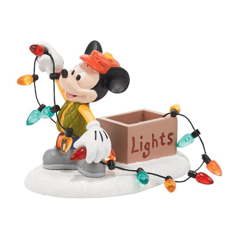 Een Mickey Mouse-figuurtje versiert zichzelf met kerstverlichting. Hij draagt een hoed en een vest en staat naast een doos met het opschrift