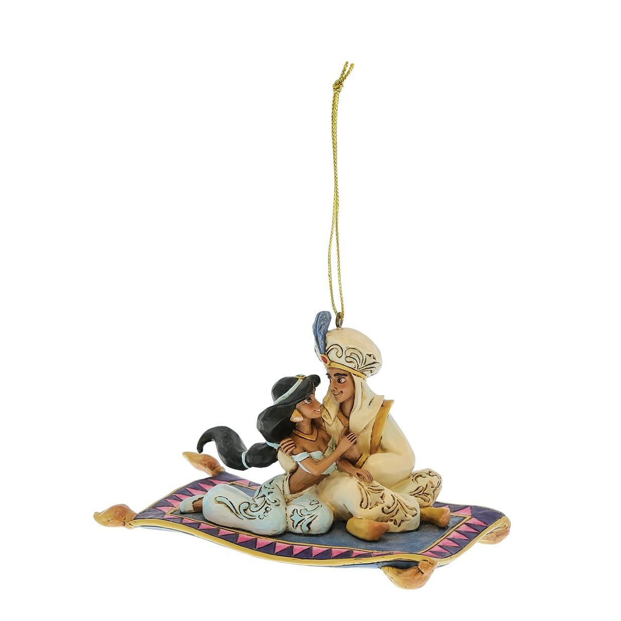 Ornament van Aladdin en Jasmine op een magisch tapijt, die elkaar omhelzen, met een gouden koord om op te hangen.
