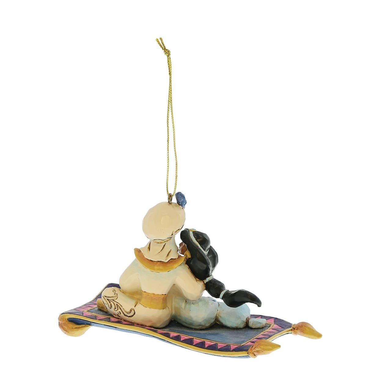 Ornament van Aladdin en Jasmine op een magisch tapijt, die elkaar omhelzen, met een gouden koord om op te hangen.