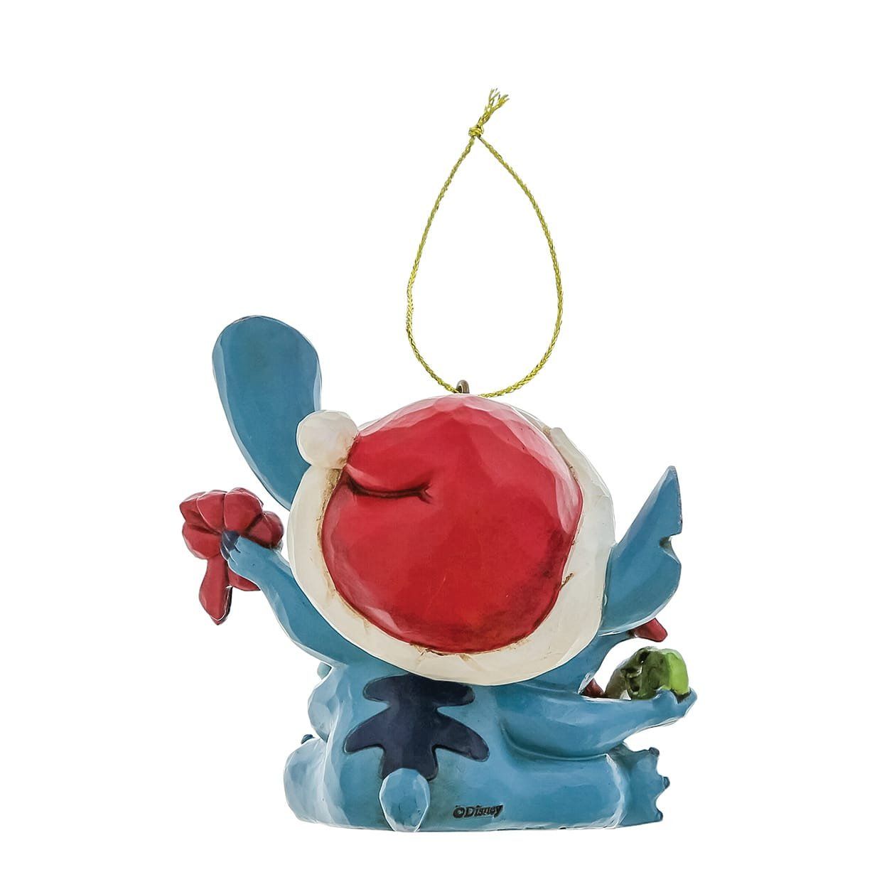 Een kerstornament van Stitch die een kerstmuts draagt en een cadeautje uitpakt; in de kleuren blauw, roze en rood.
