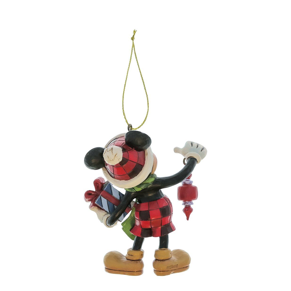 Een kerstornament van Mickey Mouse houdt een cadeautje en een kerstbal vast, en draagt ​​een geruite hoed en outfit.