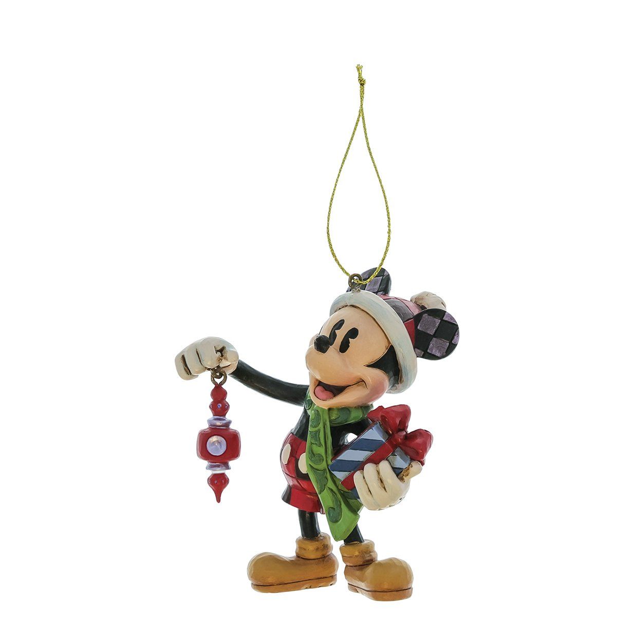 Een kerstornament van Mickey Mouse met een lantaarn en cadeautjes, en met een hoed en sjaal om.
