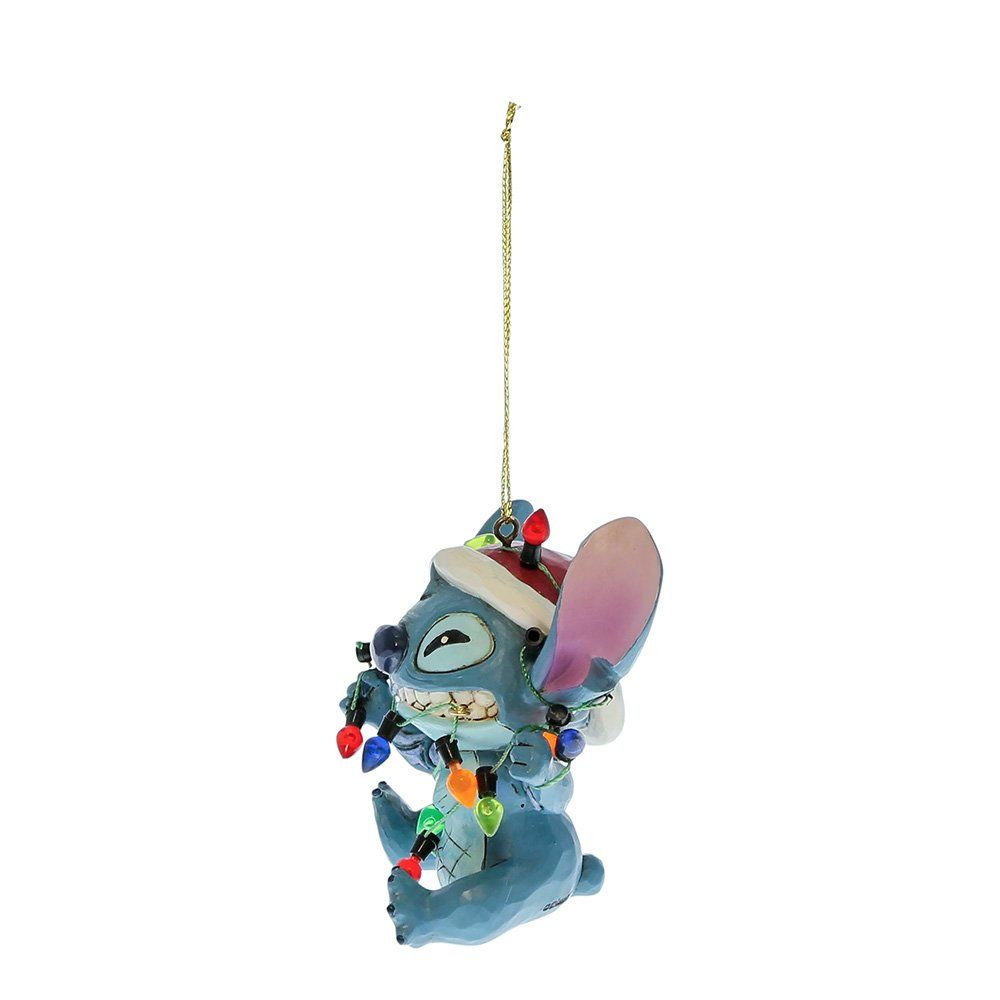 Een kerstornament van Stitch met een kerstmuts, verstrikt in kerstverlichting.