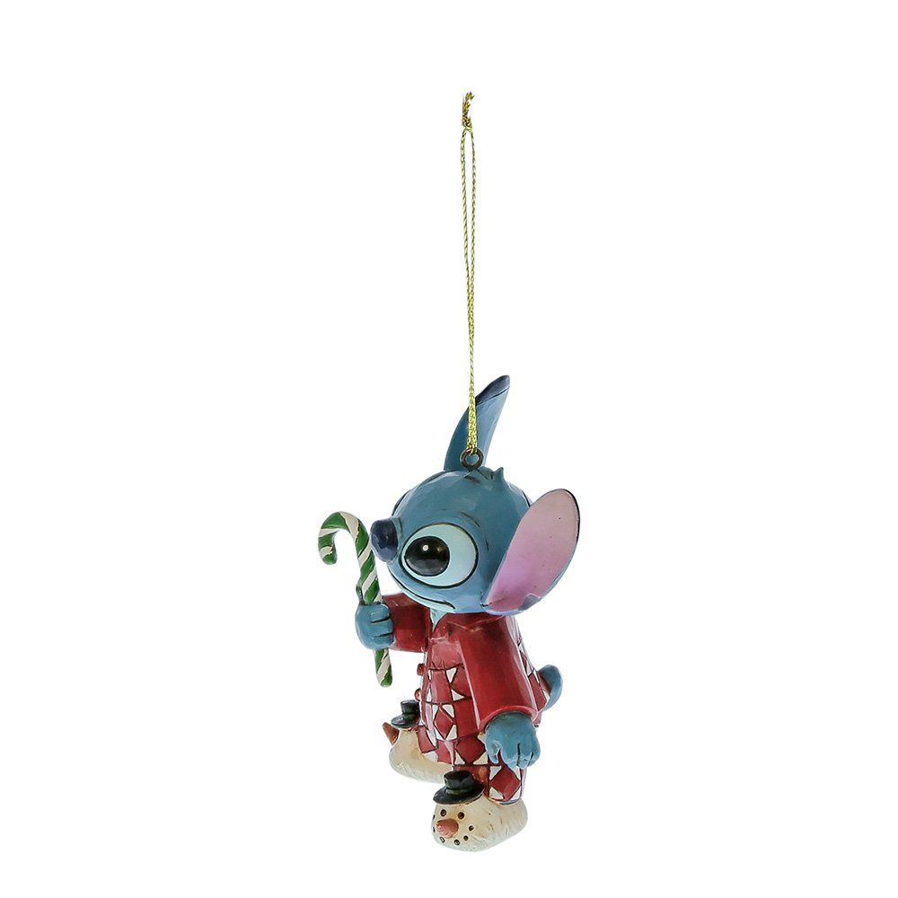 Een kerstornament van Stitch met een zuurstok, gekleed in een rode jas en pantoffels, en een gouden koordje om op te hangen.