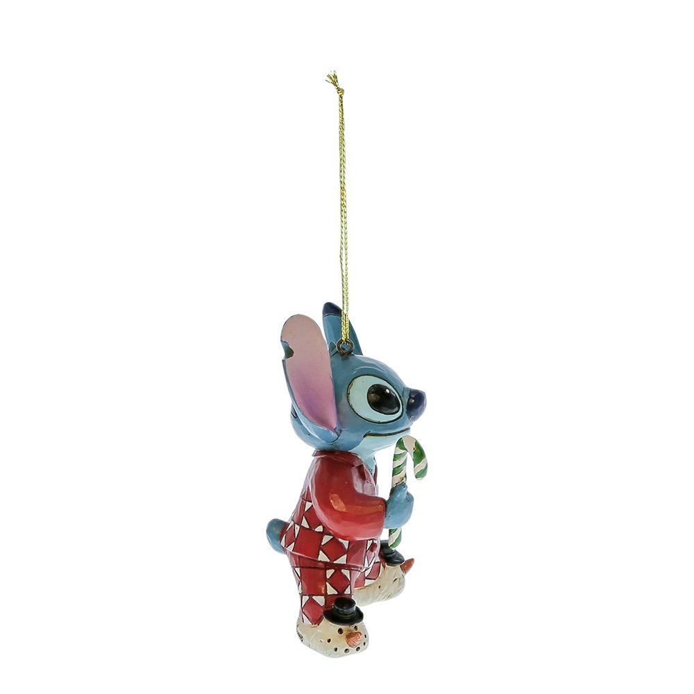 Een kerstornament van Stitch met een zuurstok in zijn hand, gekleed in een rode romper met een gouden koordje.