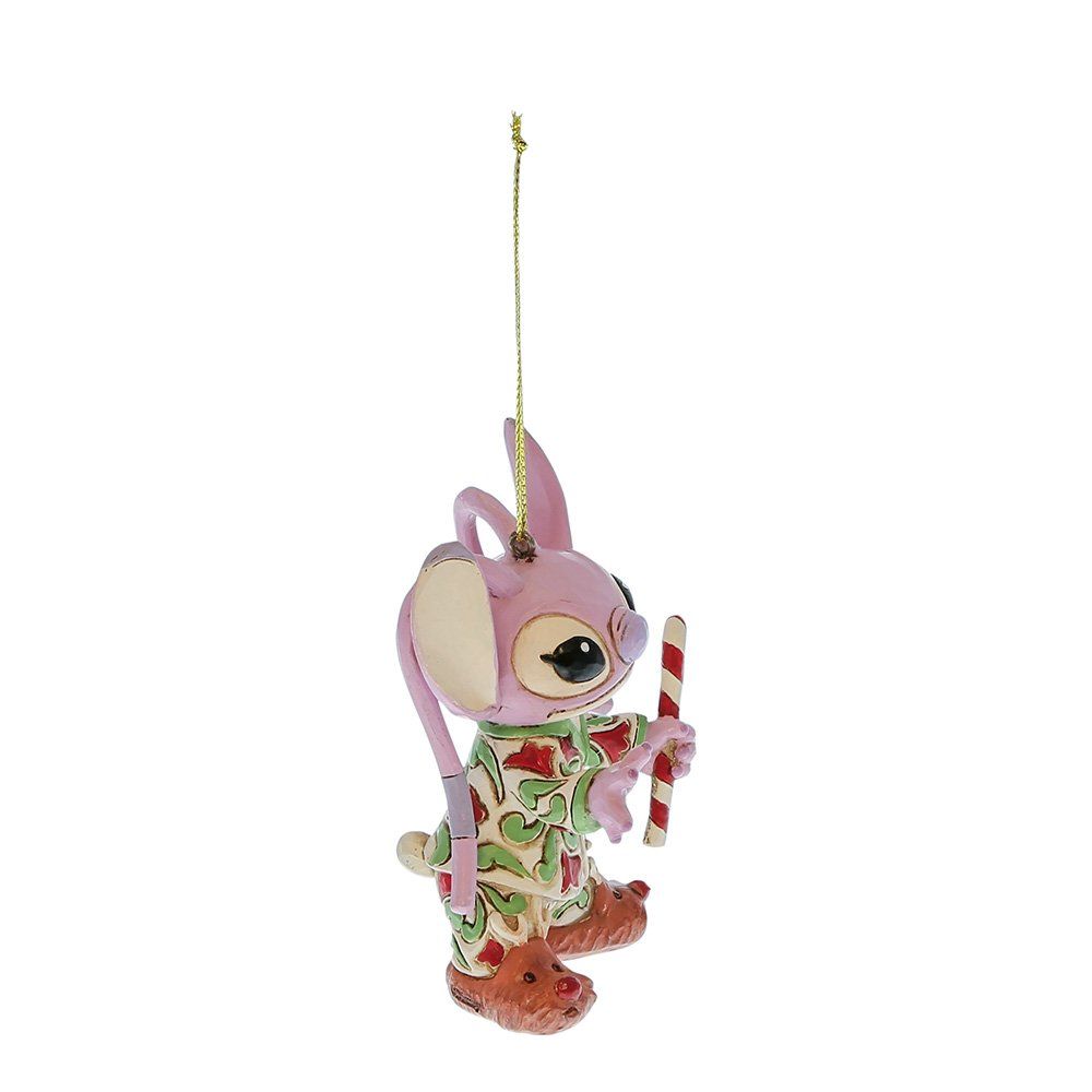 Roze engeltje als kerstornament, met een zuurstok in haar hand en gekleed in een pyjama met bloemenprint.
