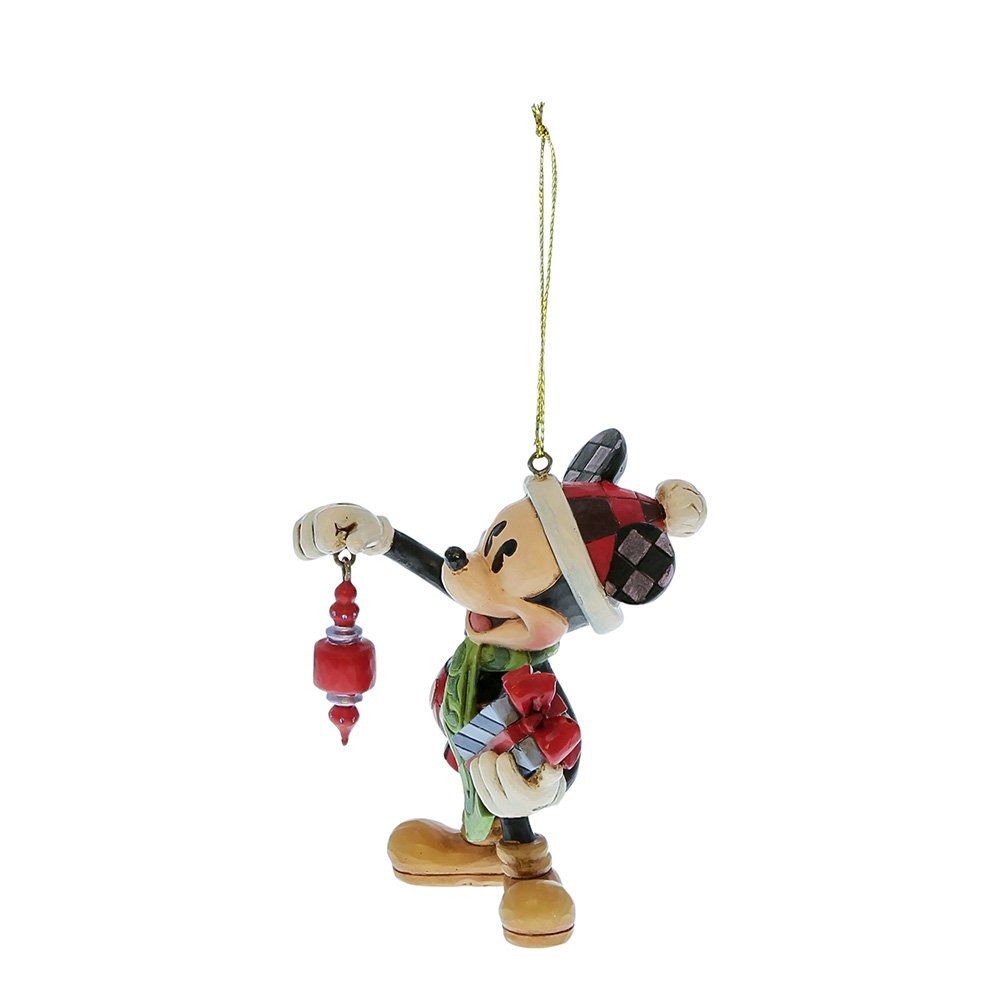 Een kerstornament van Mickey Mouse met een lantaarn en cadeautjes, en met een hoed en sjaal om.