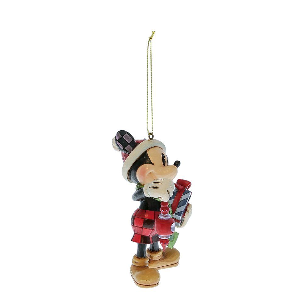 Kerstornament van Mickey Mouse. Mickey draagt ​​een rood geruit pak en houdt een zuurstok vast.