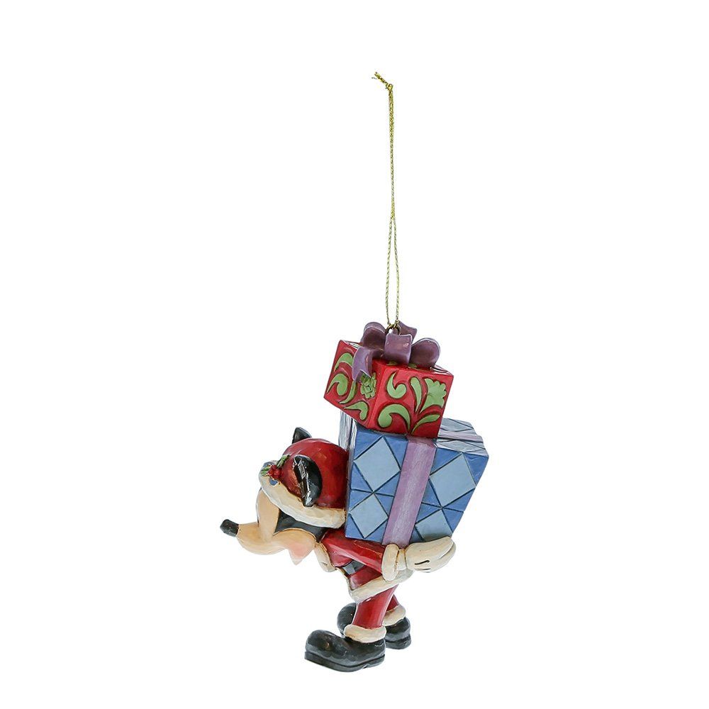 Een kerstornament van Mickey Mouse met cadeautjes. Mickey draagt ​​een kerstmanpak, de cadeautjes liggen opgestapeld en er hangt een gouden touwtje om het op te hangen.