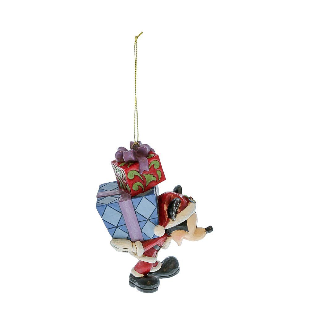Een kerstornament van Mickey Mouse met ingepakte cadeautjes, een kerstmuts en een kerstpak aan.