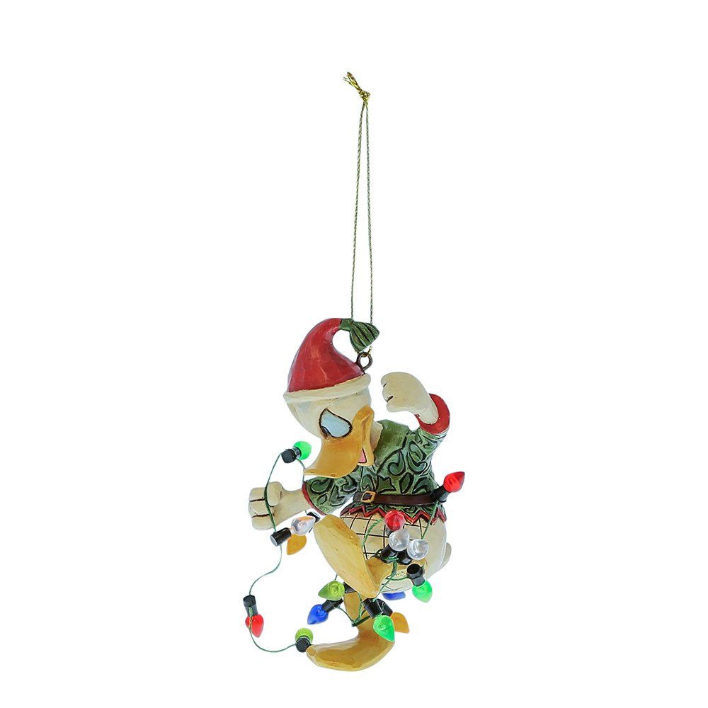 Een kerstornament van Donald Duck, verstrikt in kerstverlichting.