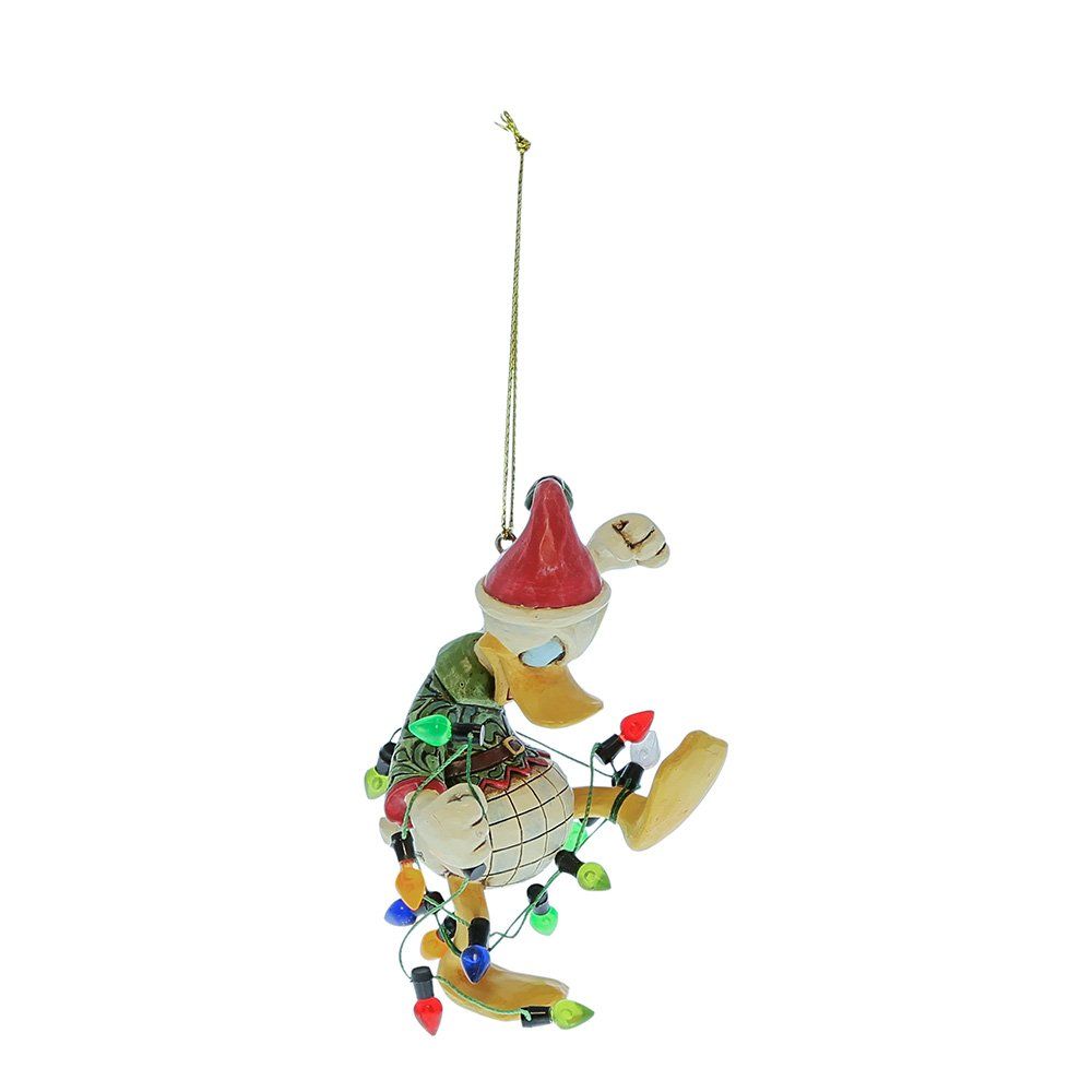 Kersteendje met kerstmuts, versierd met kleurrijke lichtjes.