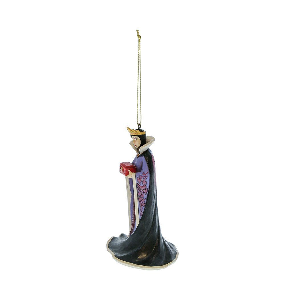 Kerstornament van de Boze Koningin, met een klein rood cadeautje in haar hand, een zwarte cape en een gouden kroon.