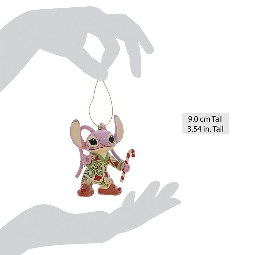 Een kerstornament in de vorm van een engel, gekleed in feestelijke kleding en met een zuurstok in de hand.