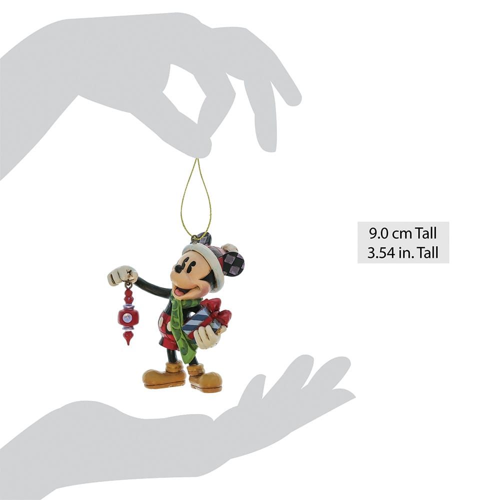 Kerstornament van Mickey Mouse. Mickey draagt ​​een sjaal en een muts en houdt een cadeautje en een ornament vast.