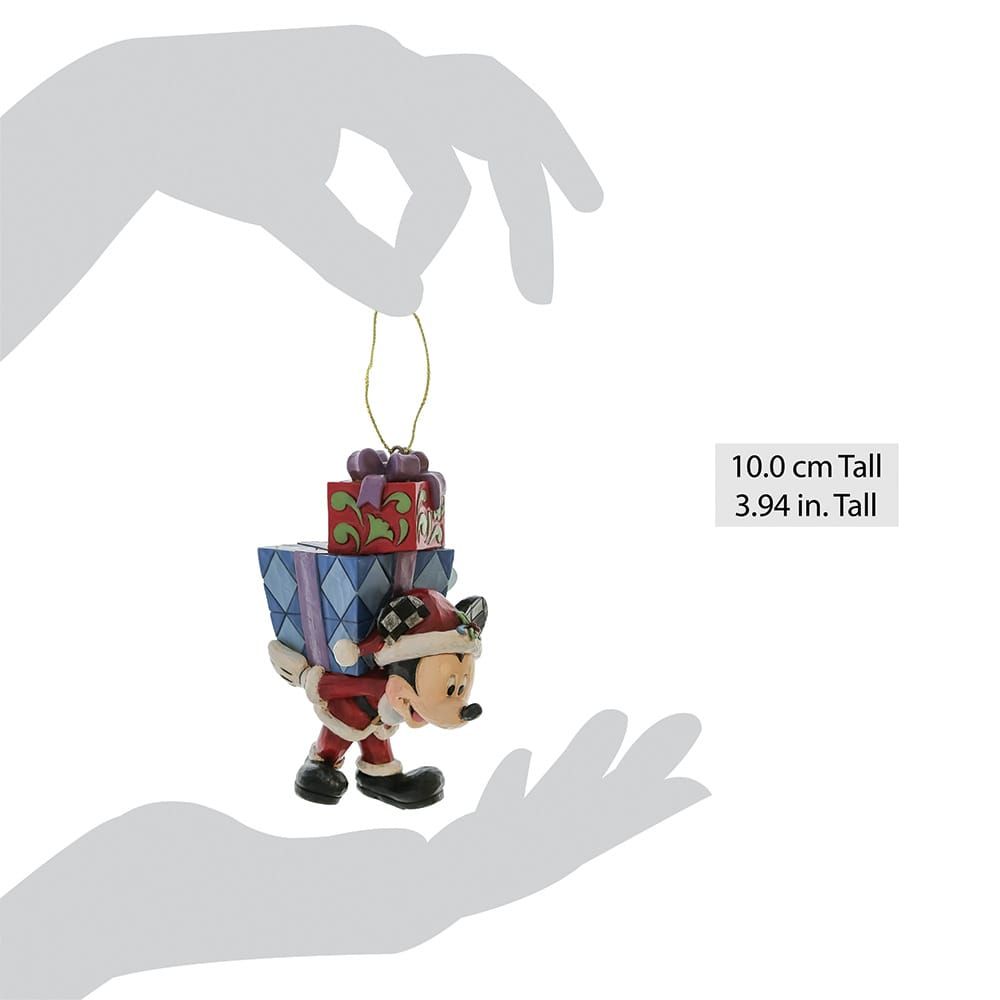 Kerstornament van Mickey Mouse met cadeautjes. Hij draagt ​​een kerstmanpak, heeft een gouden koordje en is 10,0 cm hoog.