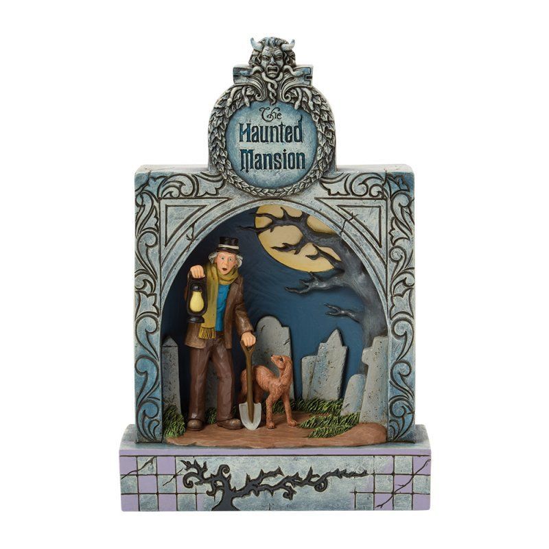 Diorama van een spookhuis met een figuur, een hond, grafstenen en een lantaarn in een griezelige omgeving.