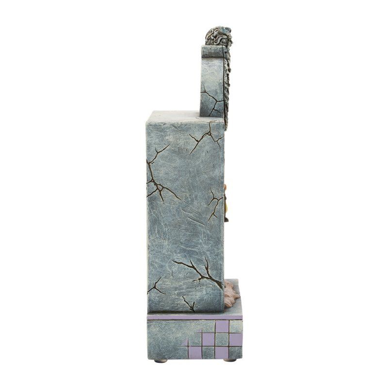 Grijze open haard met steenstructuur, een decoratieve bovenkant, gebarsten details en paarse accenten aan de voet.