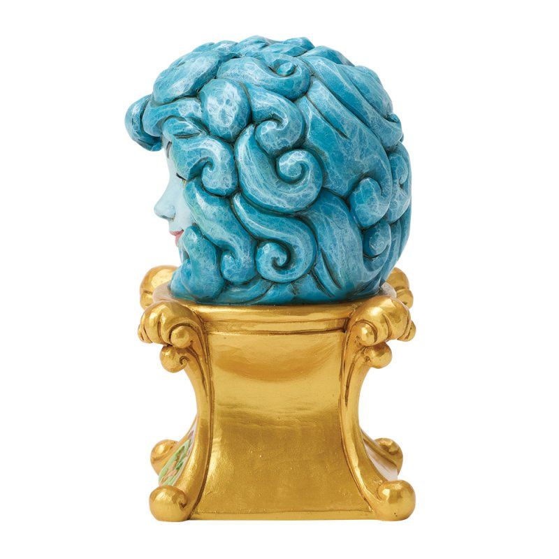 Buste met blauw haar op een gouden sokkel. Zijprofiel van een vrouwengezicht met een serene uitdrukking.