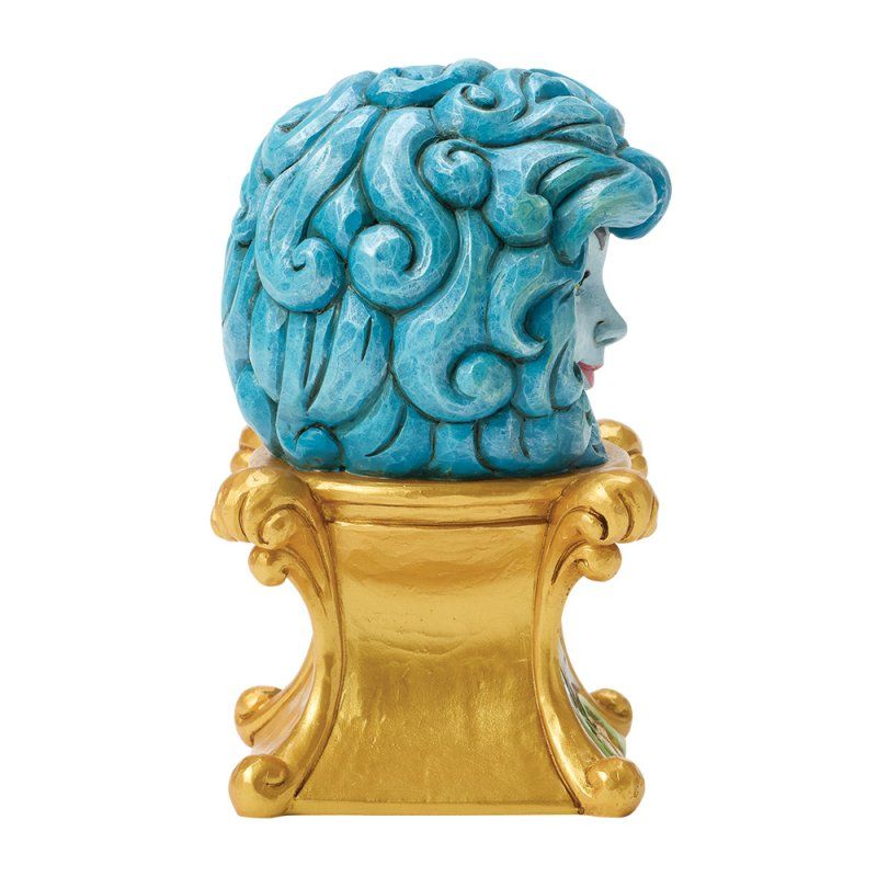 Een sculptuur van een blauw hoofd op een gouden sokkel.
