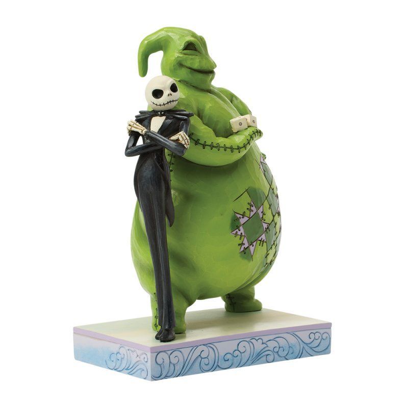 Jack Skellington omhelst Oogie Boogie, een groene, zakachtige figuur. Beiden staan ​​op een decoratieve sokkel.